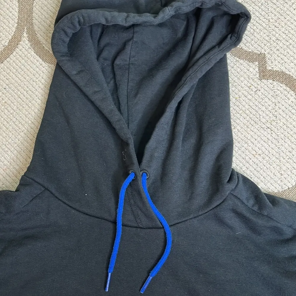 Puma New York City Long Sleeve Hoodie Sweatshirt front pockets - Image 5