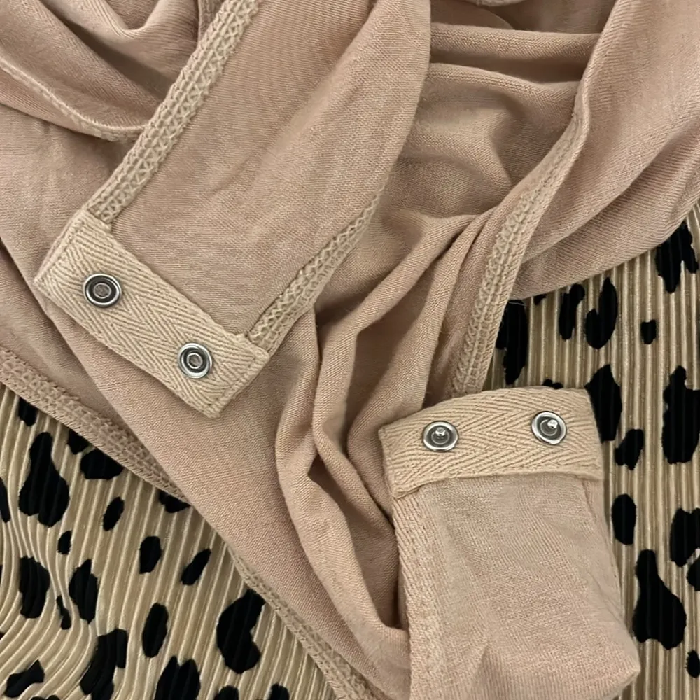 WAYF  Cheetah V-neck ribbed Bodysuit - Image 10