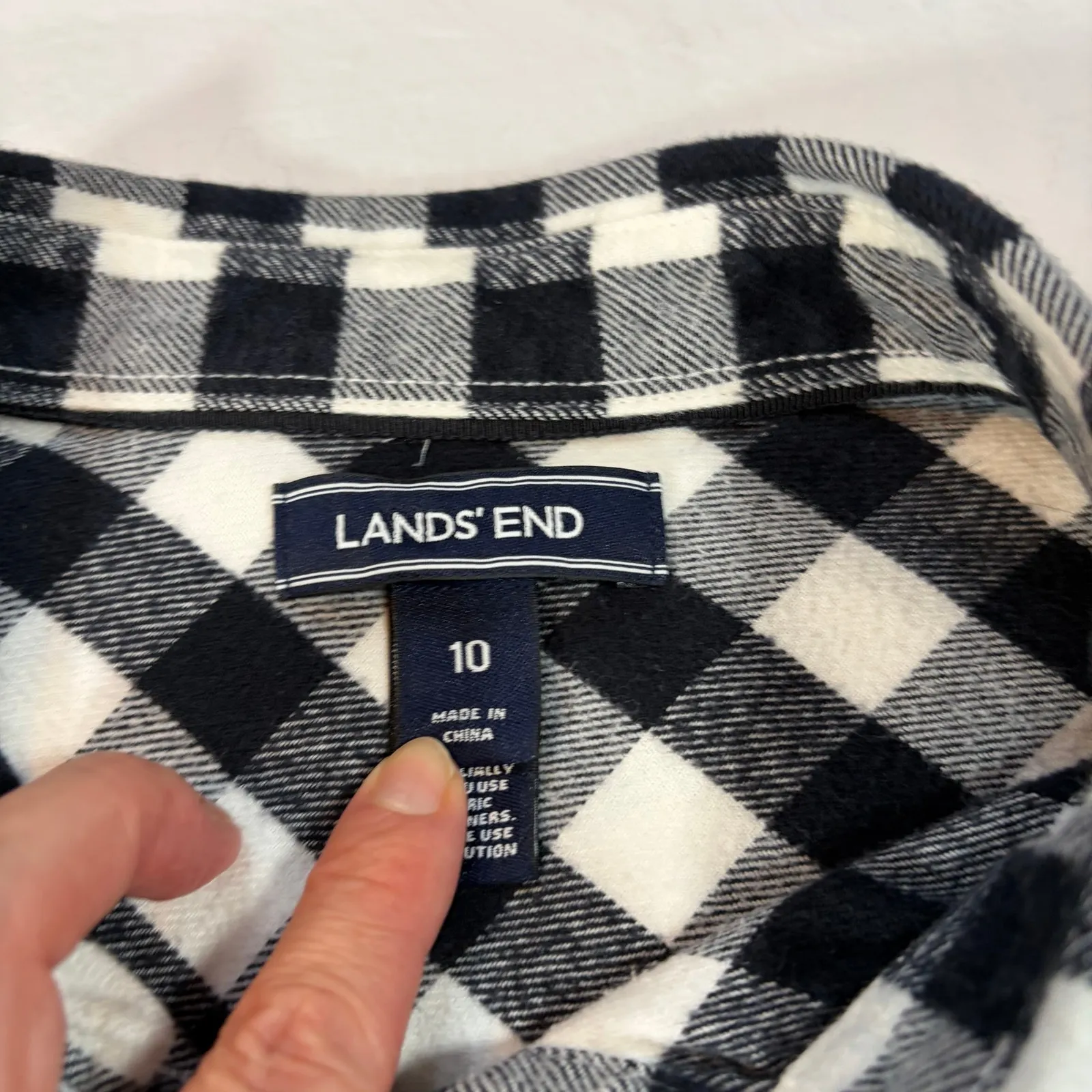Lands End womens black white buffalo plaid flannel long sleeved shirt.  Size 10 - Image 4
