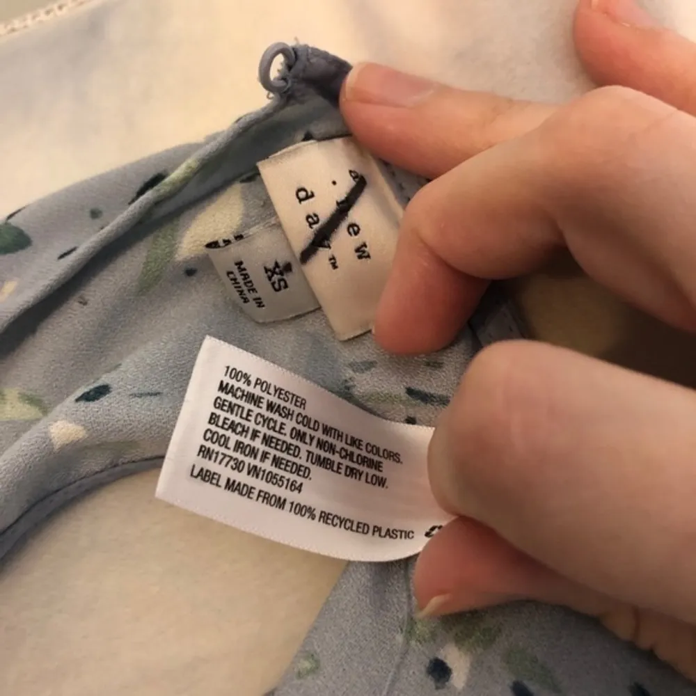 NWOT Shell Blue Sleeveless Pleated Blouse Top New - Image 4