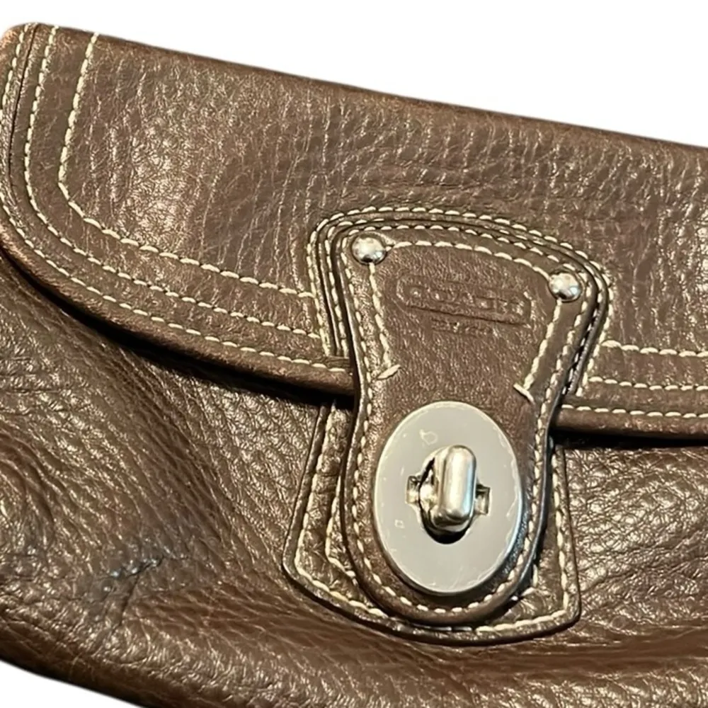 Coach Twistlock Brown Leather Wristlet with pink interior - Image 2