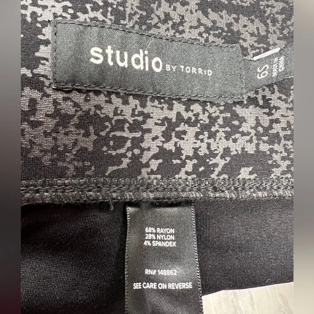 Torrid Pull On Pixie Flare Studio Luxe Ponte - NEW - Size 30 SHORT (6s) - Image 3