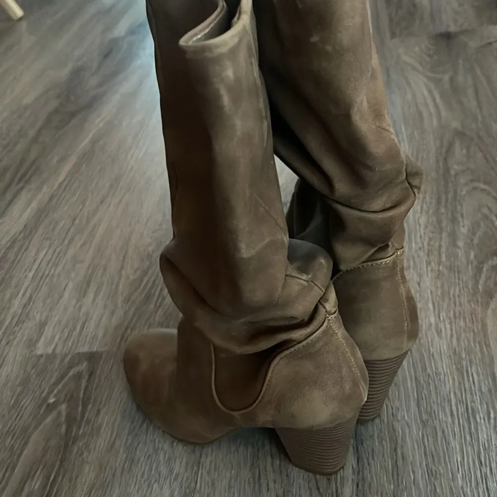 Francesca’s Tan Slouchy Heeled Boots Size 6 Medium - Image 4
