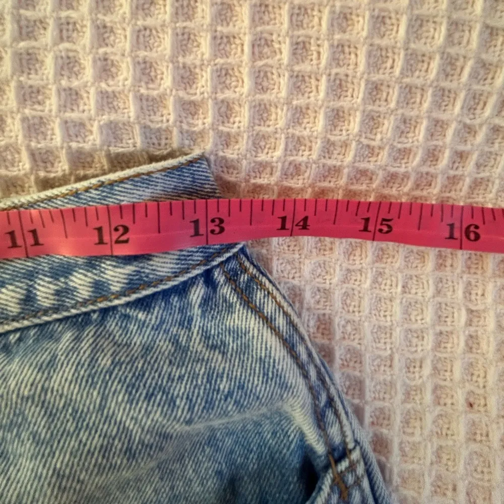 Vintage 80’s 90’s relaxed fit, high-waisted, tapered leg, light wash mom jean - Image 13