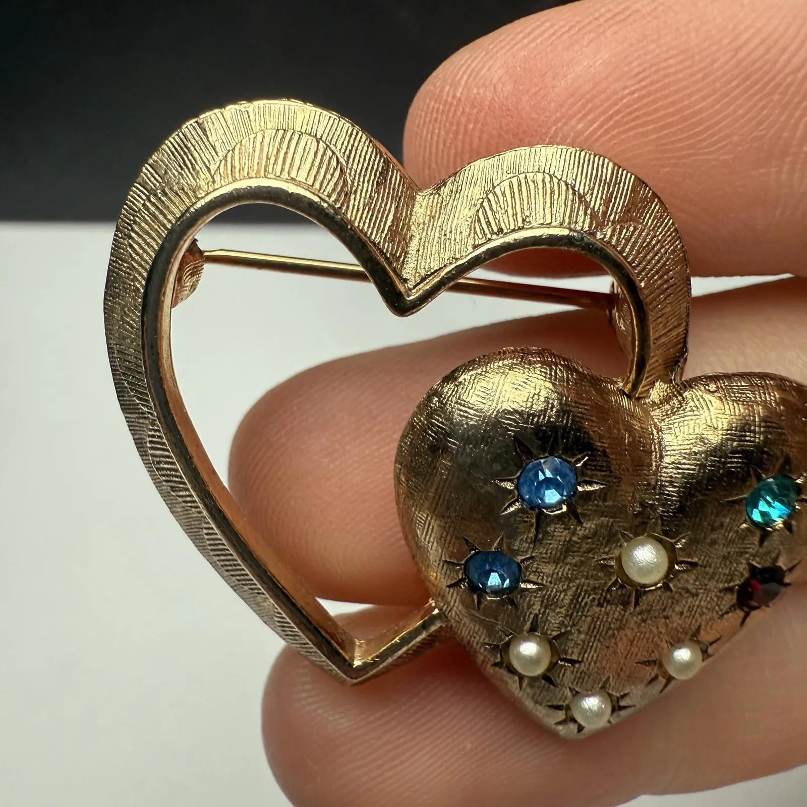 Vintage Emmons Double Heart Rhinestone & Faux Pearl Brooch Pin Gold Tone Signed - Image 2