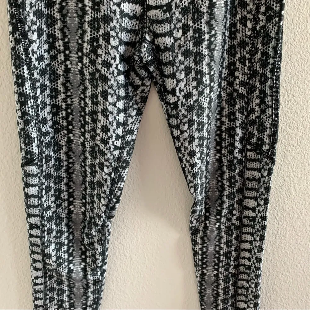 Under Armour Compression Heatgear Animal Legging Small - Image 4