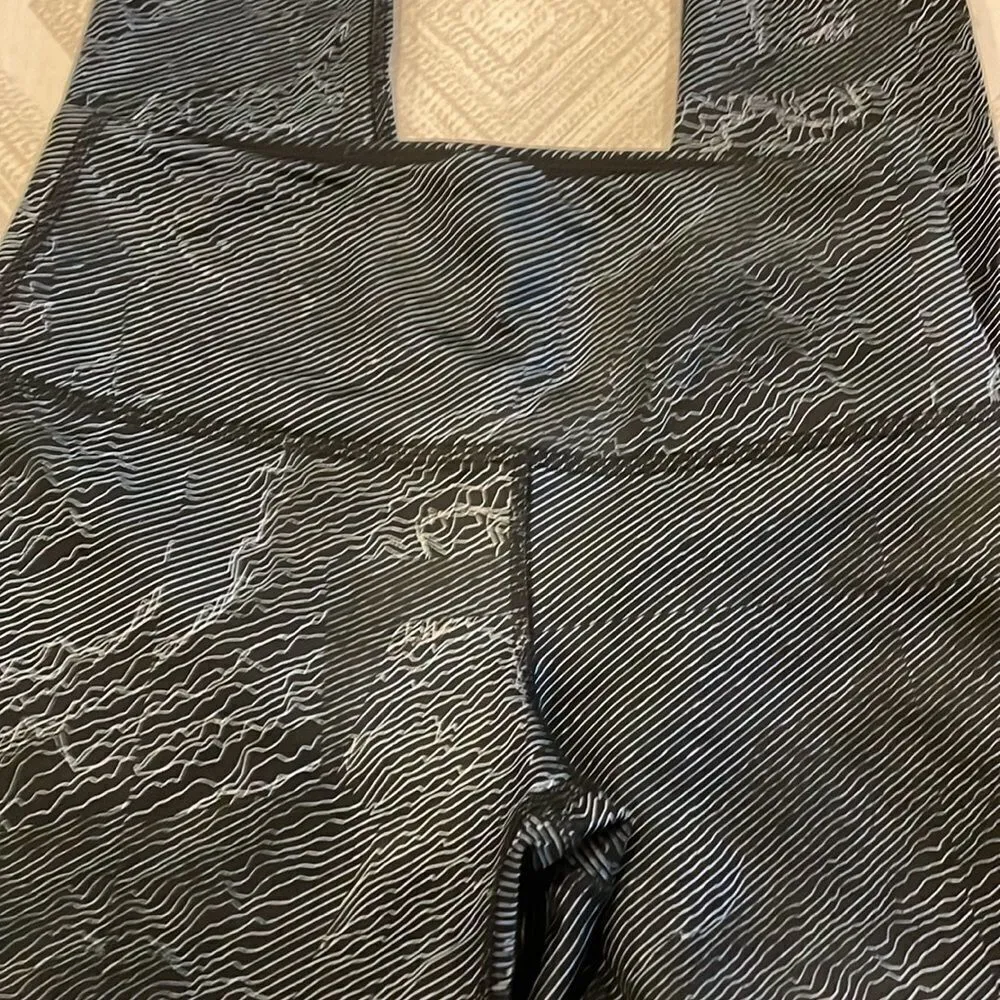 Noli Women’s Black With White Lines Leggings - Image 3