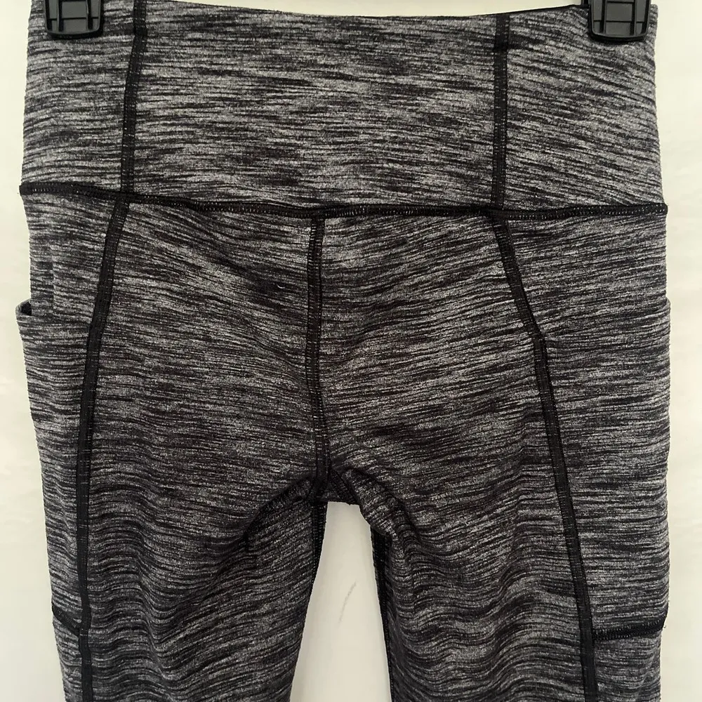 VICTORIA SPORT Knockout Capri Womens Leggings Size XS Heather Gray Seaming - Image 5