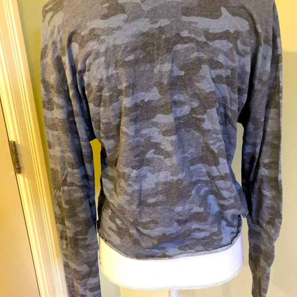 Chaser top in blue leopard pattern - Image 27