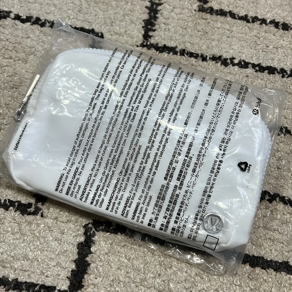 Lululemon Everywhere Belt Bag 1L NWT - Image 6