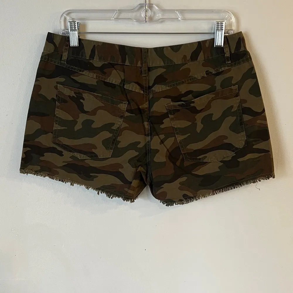 HAUTE HIPPIE JEAN Women’s Camo Print Raw Hem Shorts Size 28 - Image 2
