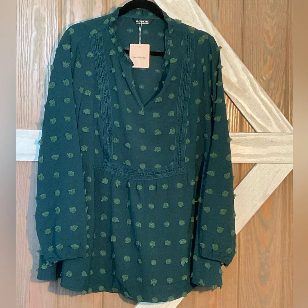 BloomChic Boho Dark Green /Dot Blouse. P2P 23.5” Length 27.5” SIZE 14/16. NWT - Image 3