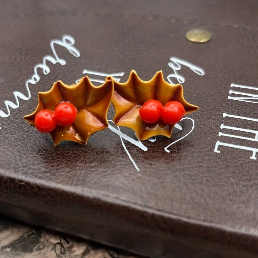 Vintage Holly Berry Earrings Screwback Retro Christmas Holiday Red Brown - Image 3