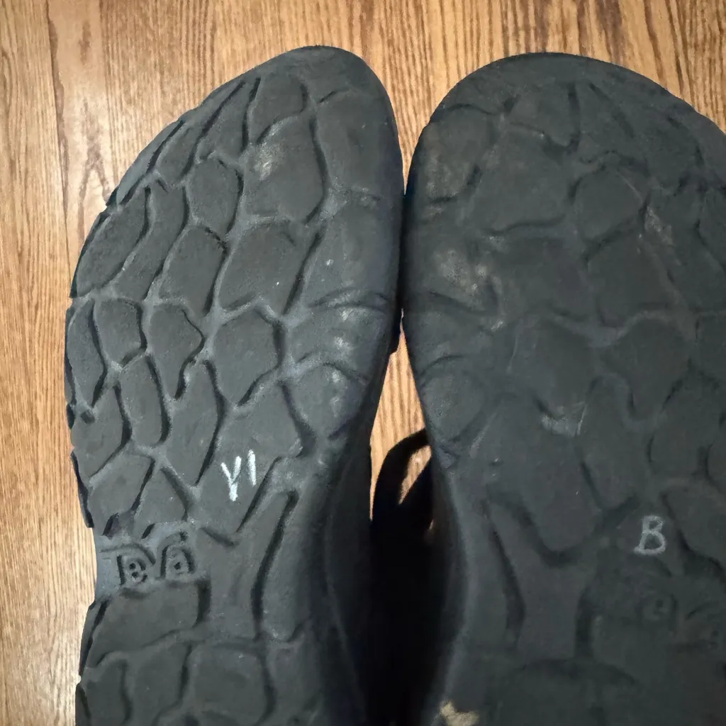 Teva Women's Zymic Black Sandals size. 6 - Image 5