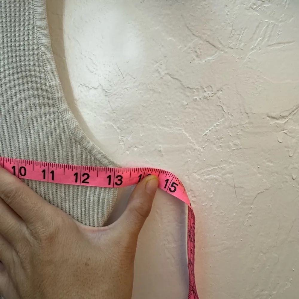 ARITZIA BABATON SCULPT KNIT MUSCLE TANK CROP TOP WHITE SMALL RIBBED EUC - Image 5