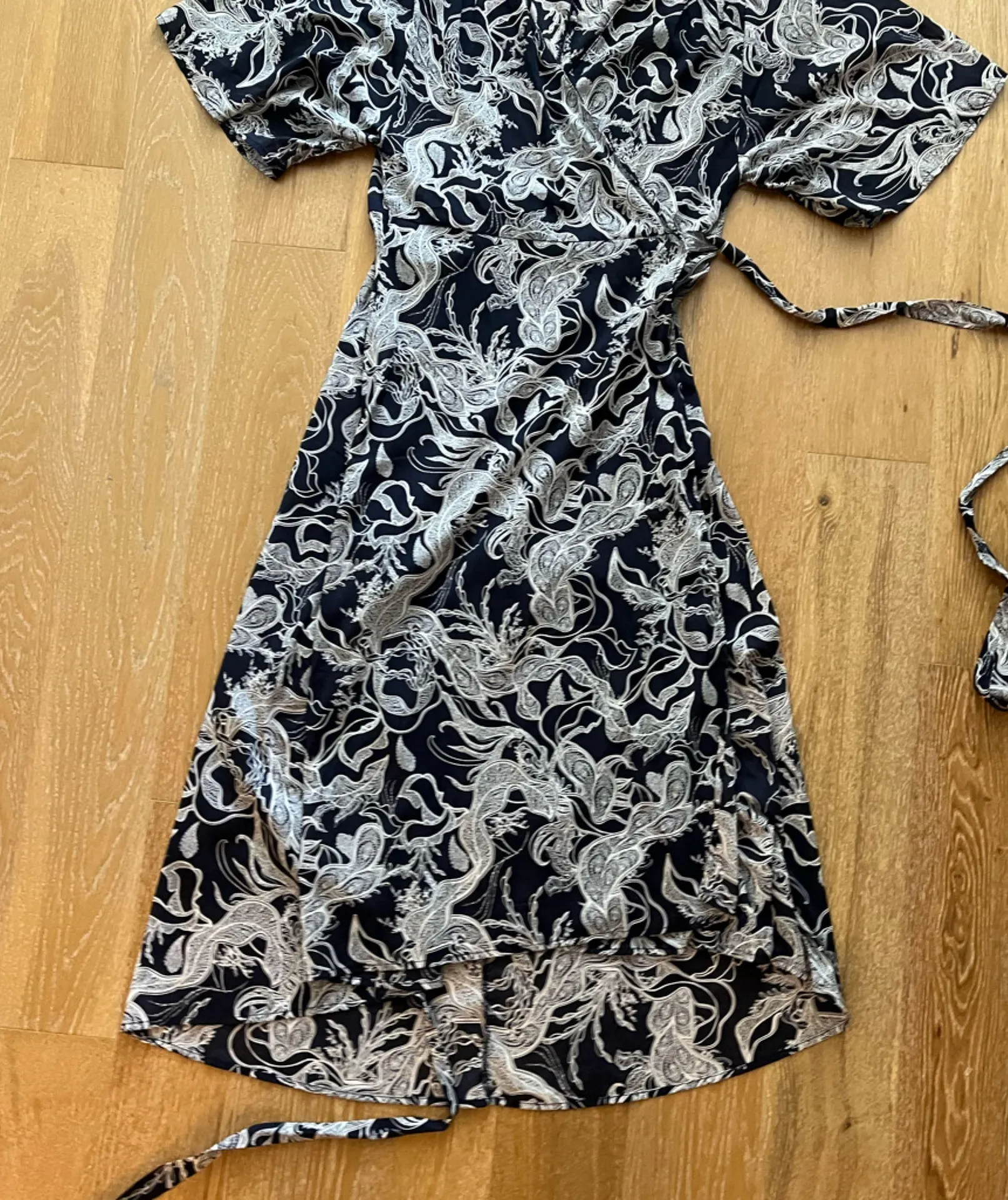 Blue and White Patterned wrap dress slight sheer Black Size M - Image 5