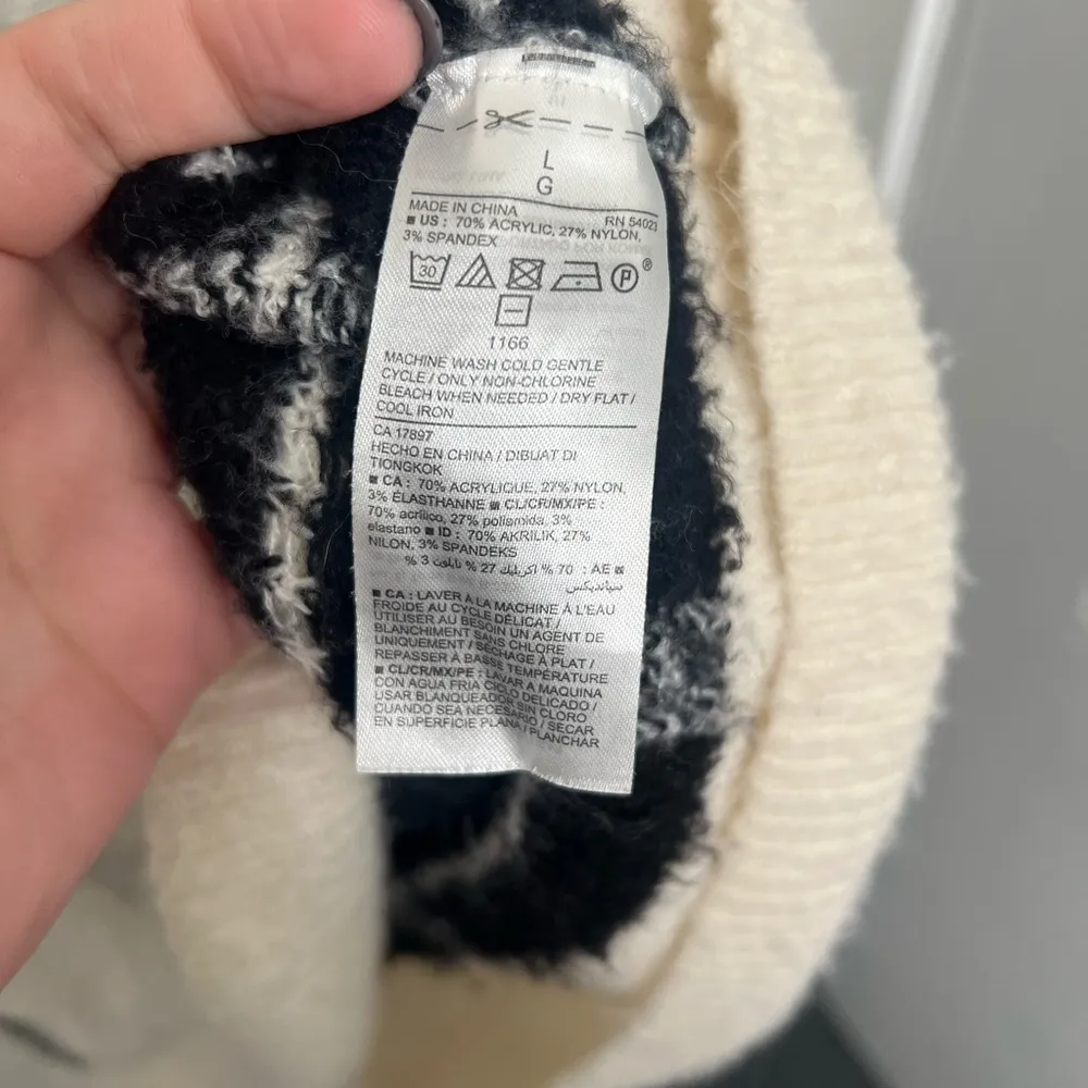 Old Navy black/white windowpane sweater size large - Image 4