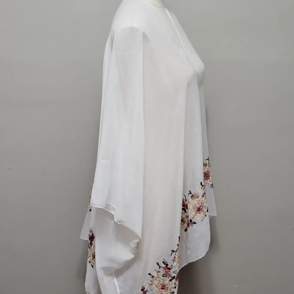 Shyanne white floral embroidery kimono one size - Image 3