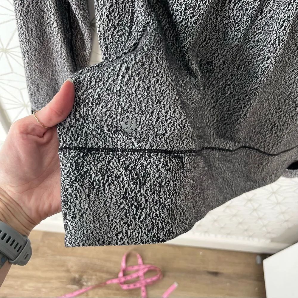 Lululemon Rush Hour 1/2 Zip
Running Luon Spray Jacquard White Black - Image 8