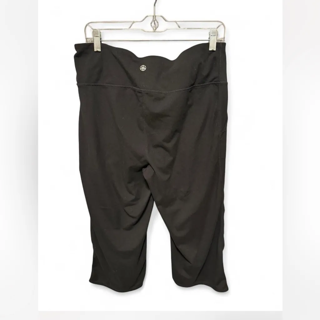 GAIAM Women's Black capri Leggings - Image 2