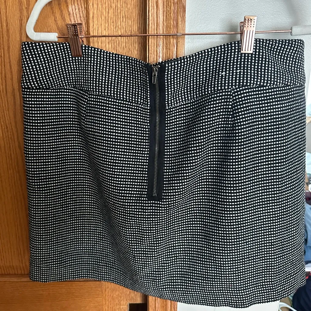 NWOT! GAP Monochrome Patterned Mini Skirt - Image 2