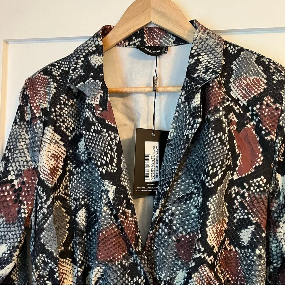 NWT PrettyLittleThing | Grey Snake Print Ruched Deep Plunge Blazer Dress | 8 - Image 3