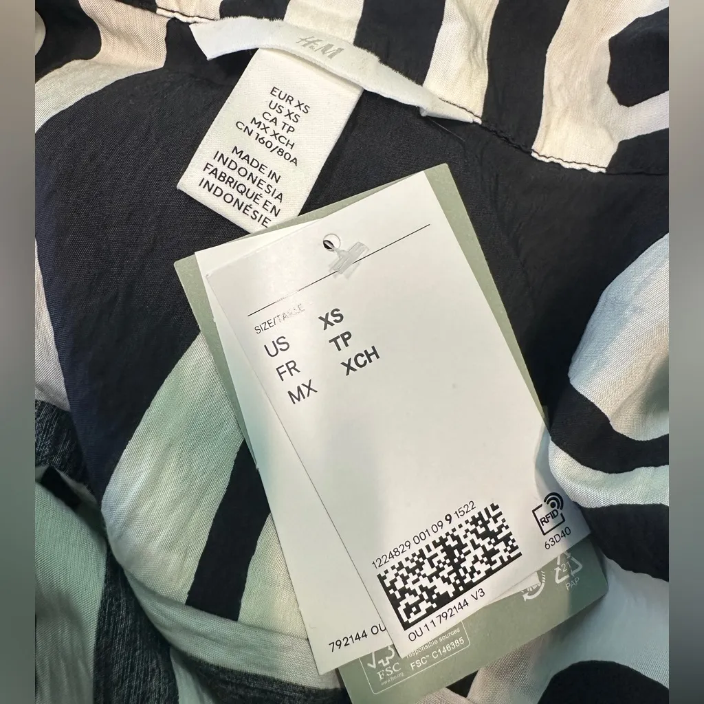 H&M Black White Geometric Shortsleeve Button Up Top Size XS - Image 3