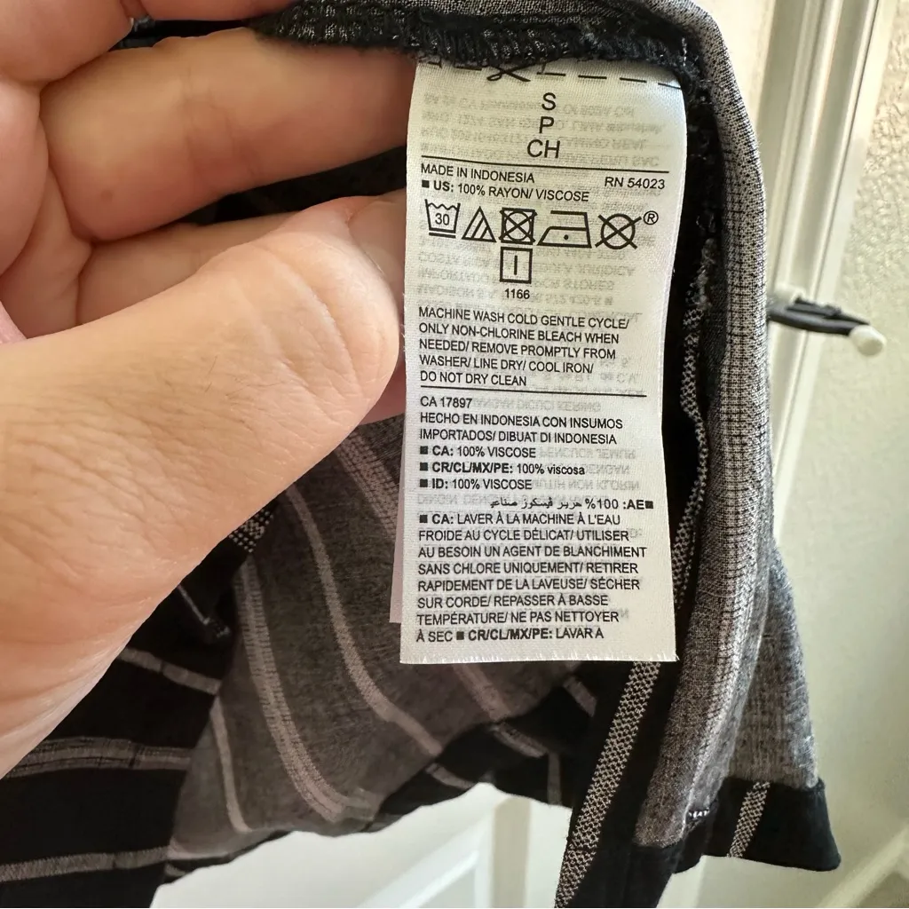 Old Navy Black and White Striped Top - Image 4