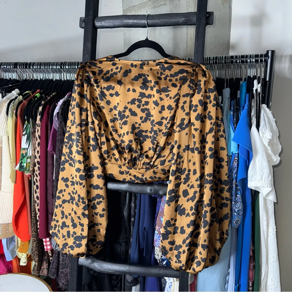 Windsor Chic Look Leopard Print Satin Puff Sleeve Crop Top - Image 9