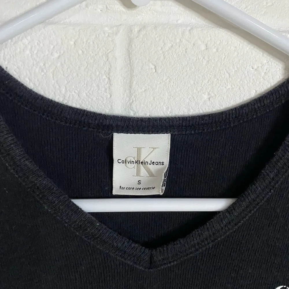 Calvin Klein Jeans womens small cropped black V-Neck Tee - Image 3