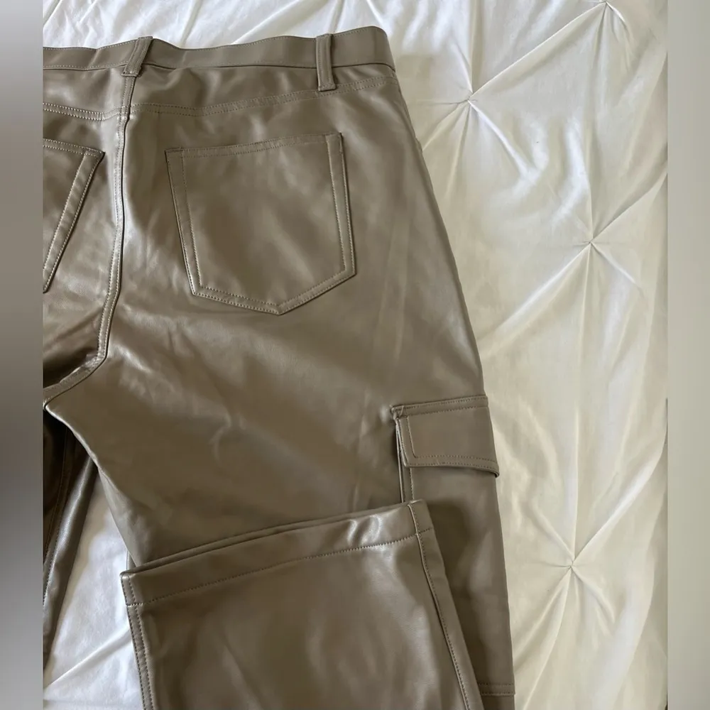 Abercrombie & Fitch Curve Love Vegan Leather Straight
Leg Cargo Pants SIZE 33/16 - Image 8