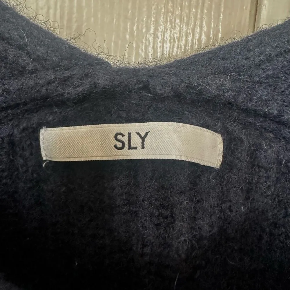 Sly navy blue V neck long sleeved wool blend sweater Size undefined - Image 6