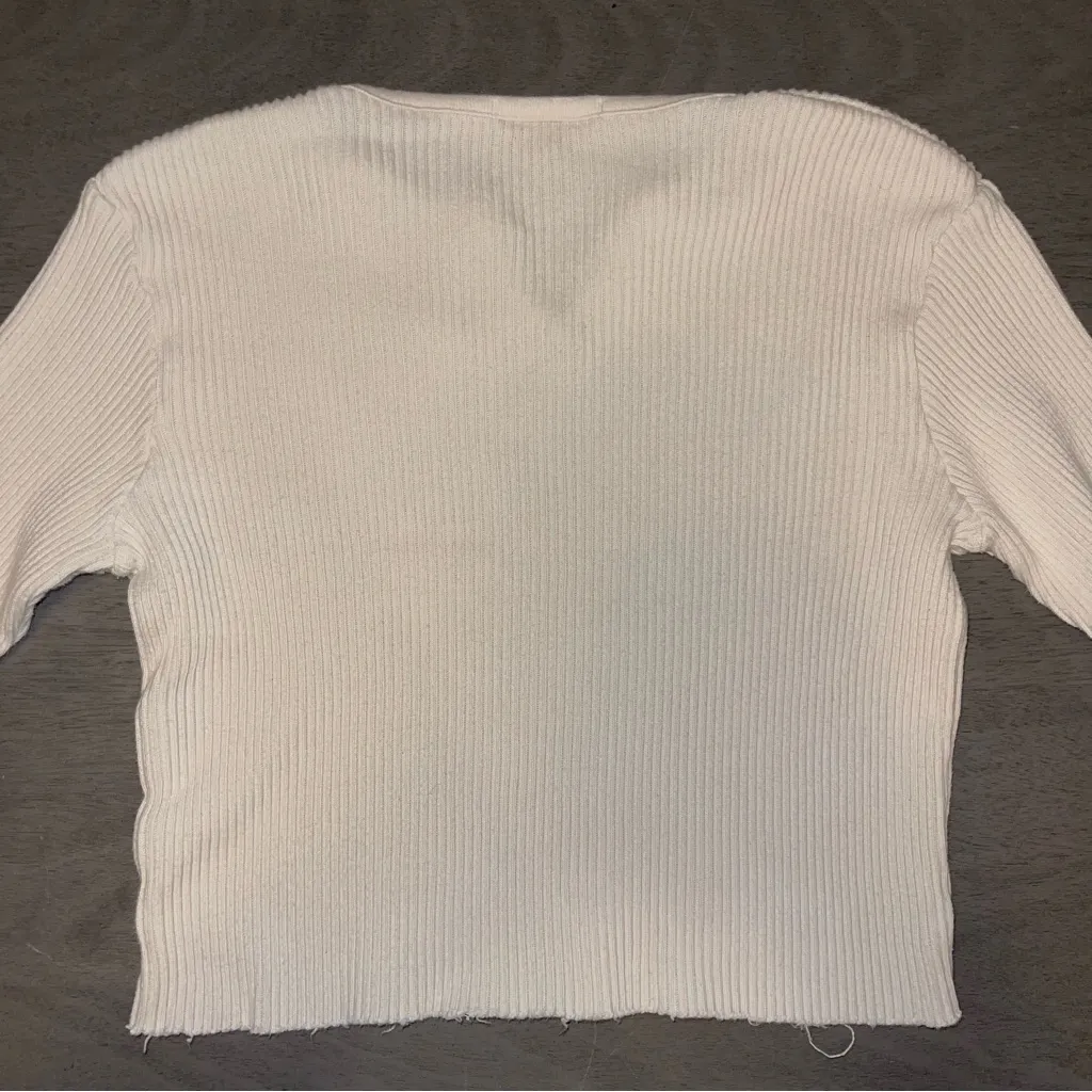 Brandy Melville Cropped Cream Long Sleeve - Image 3