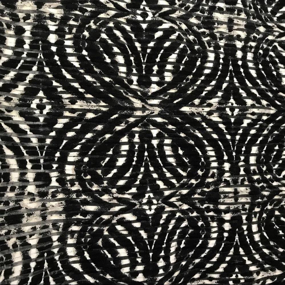 Black & white Sz M Notations two-layer top EUC - Image 8