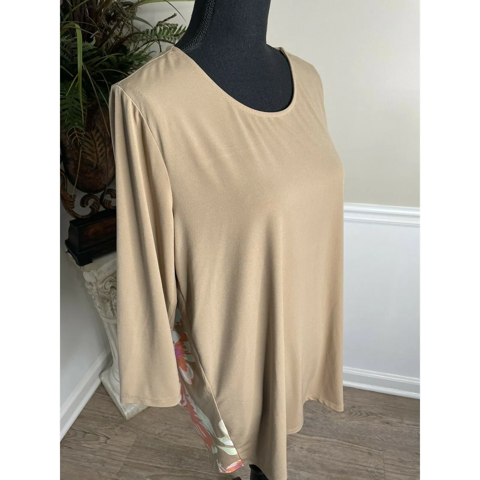 Susan Graver Tan Floral Top Size US Medium - Image 5