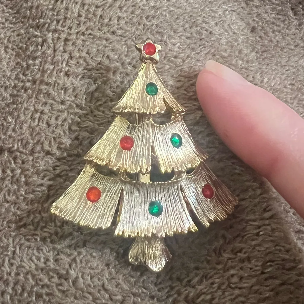 Vtg Festive Gold tone Christmas Tree Brooch Pin Red - Image 3