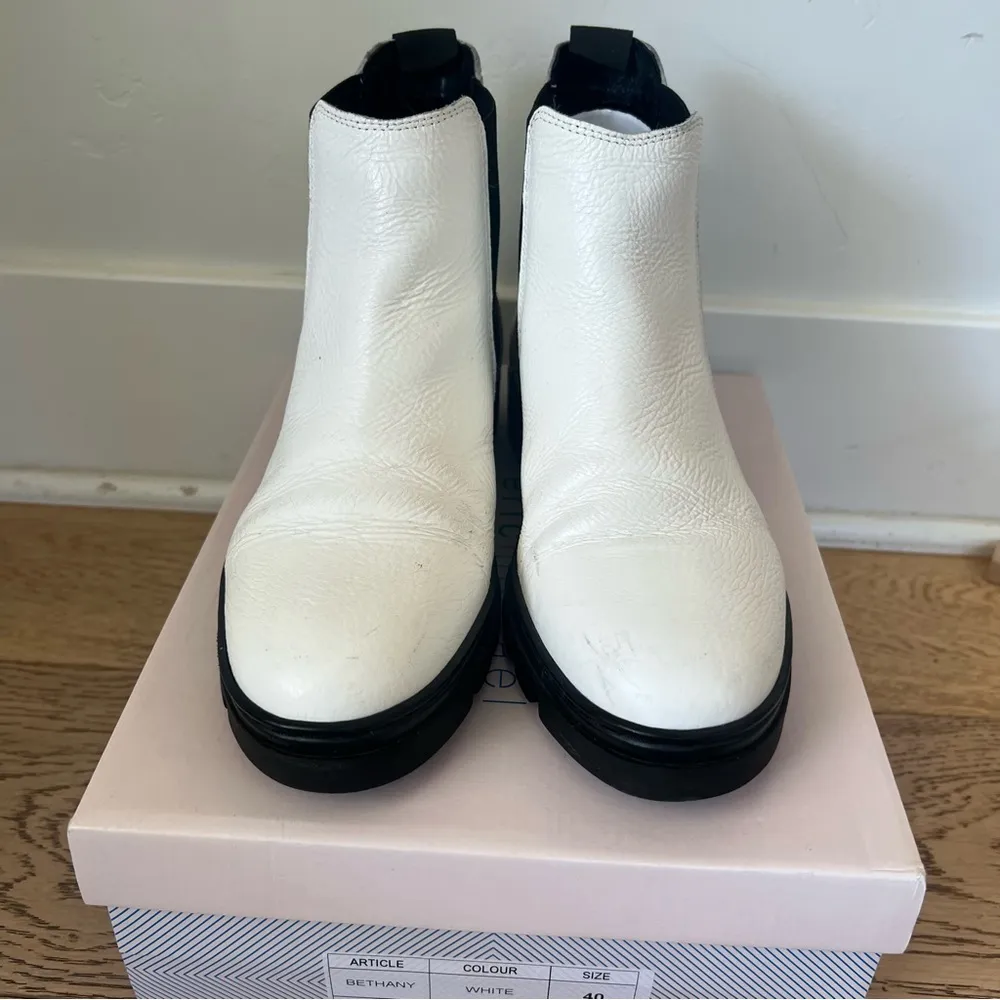 EUC Eric Michael Bethany Women's Chelsea White Lug Boots Sz EU 40 9.5 B $169 MOD - Image 3