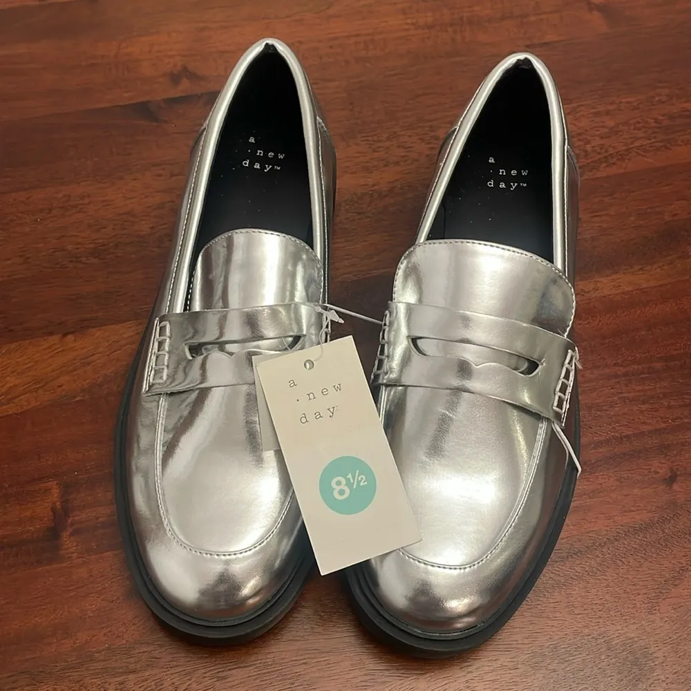 A New Day Jordan Loafer Flats Memory Foam Insole Silver Women's new size 8.5 - Image 2