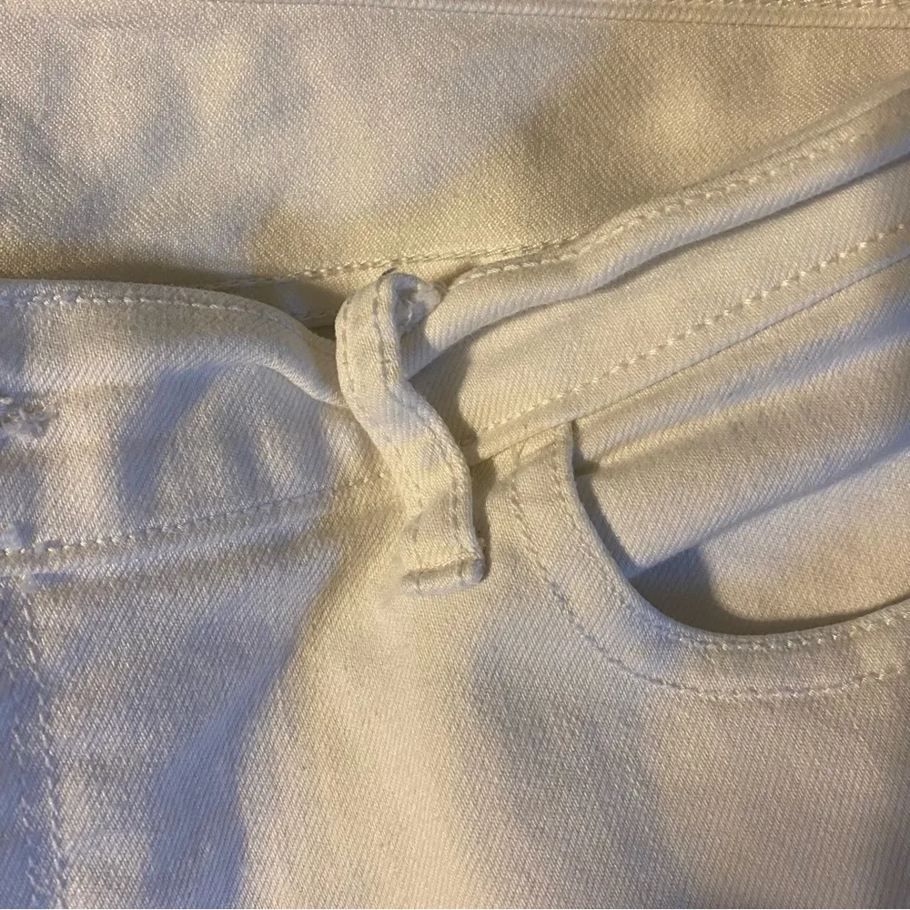 Old Navy White Boyfriend Skinny Mid-Rise Distressed Jeans Size 8 - Image 9