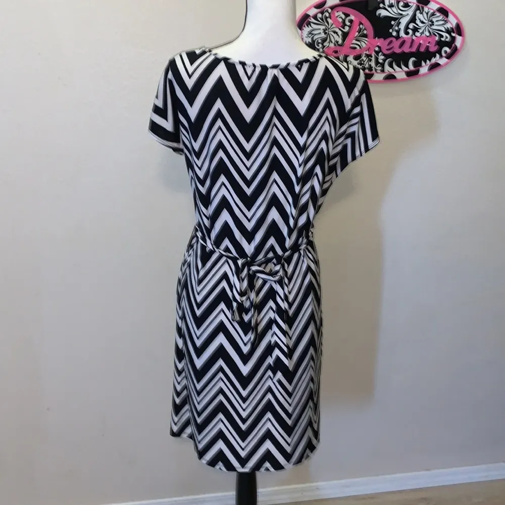Tacera  black white chevron print belted short sleeve dress - Image 4