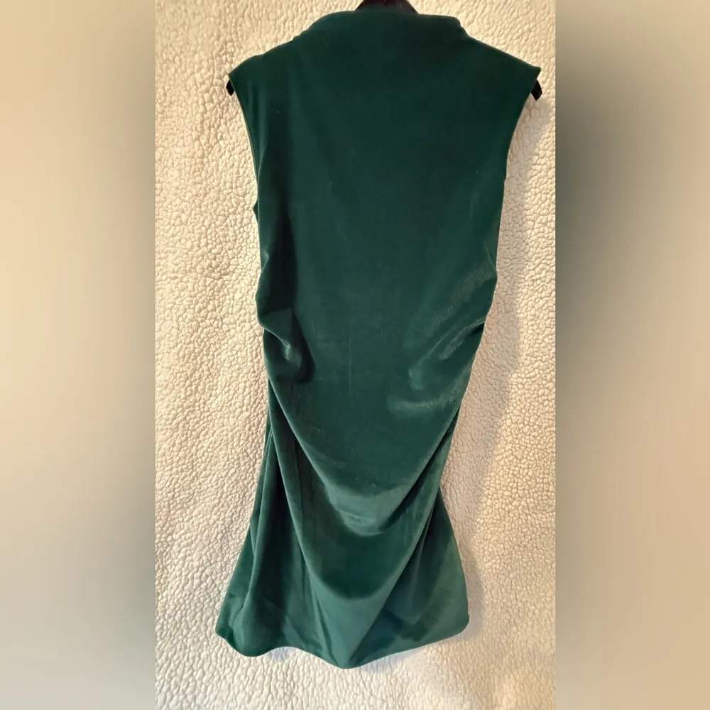 Brand new Green velvet dress with a touch of elegance. - Image 6