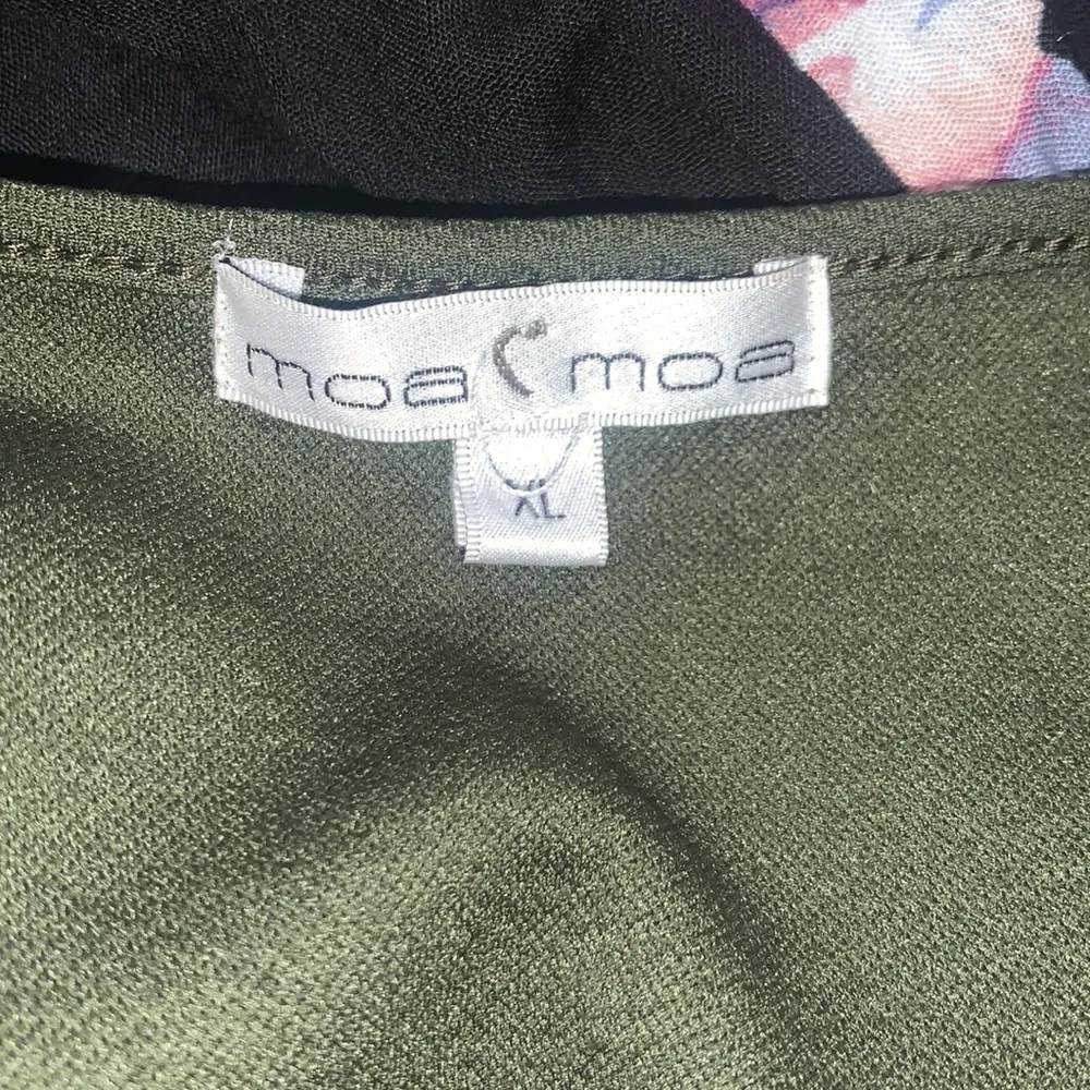 Moa Moa green v-neck - Image 3