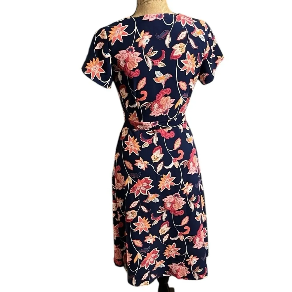 Loft Outlet blue and pink button front floral dress with a matching tie belt - Image 3