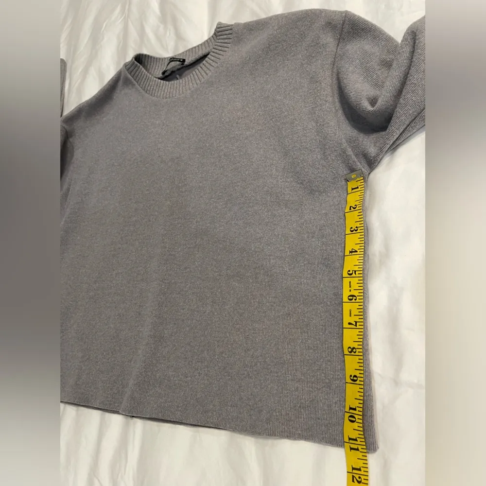 Zara Oversized Short Crew Sweater in Gray.  Size Medium - Image 5