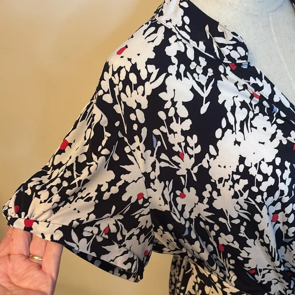 Lane Bryant blue and white flowered top size 18/20 - Image 3