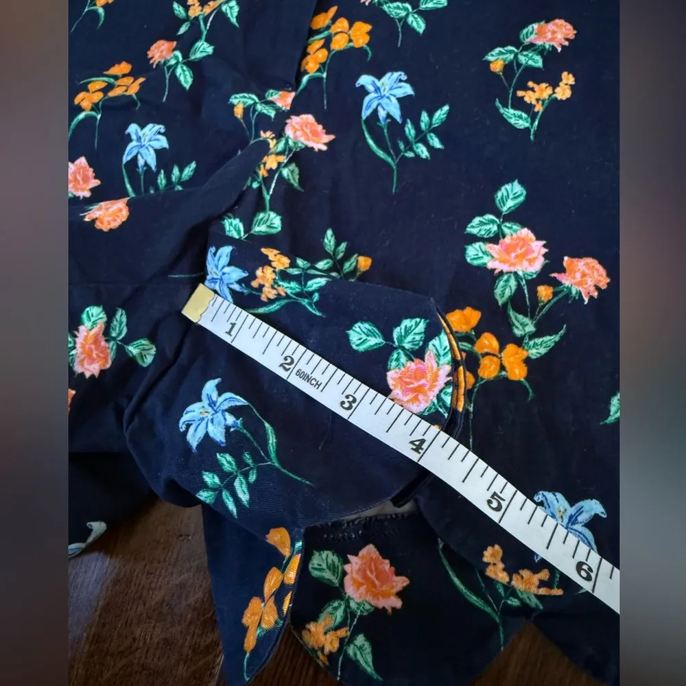 NWT Crown & Ivy Scalloped Hem Shorts - Image 5