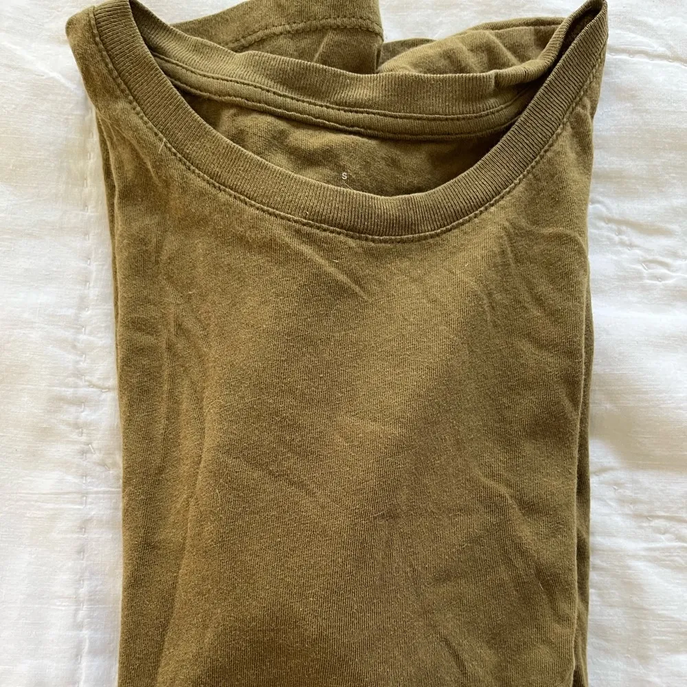 Olive Green Everlane T-shirt - Image 7