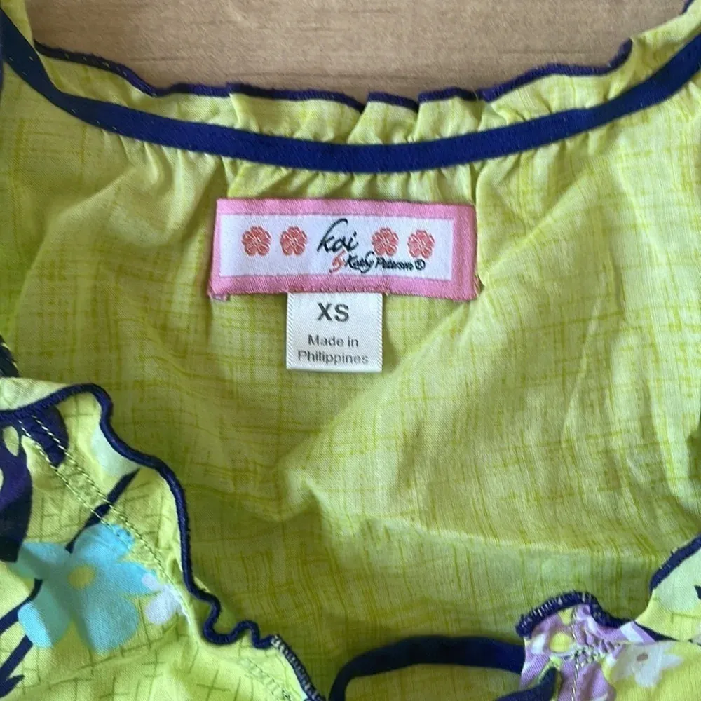 4/$25 Koi Scrub Blouse Hawaiian Girl Beach Sz XS Green - Image 3