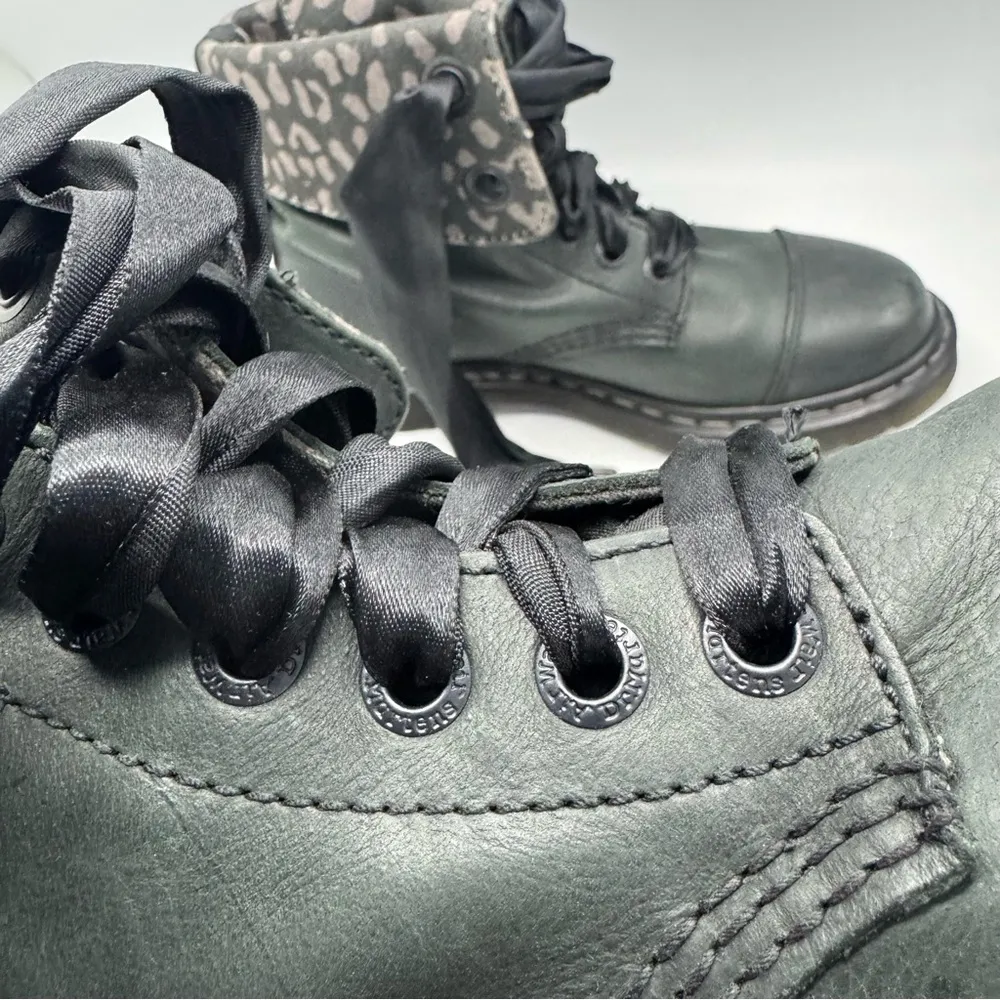 Dr. Martens Triumph Aimilie Fold Down Darkened Leather Boots Size 7 - Image 8