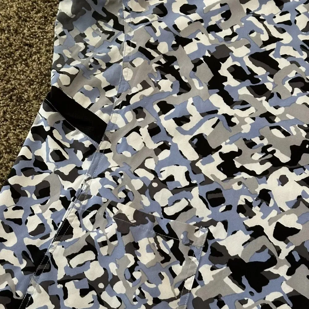 White Cross Fit Scrub Top Ladies XXL Blue Camo Vet Tech Nurse Spandex Stretch Size 2X - Image 2